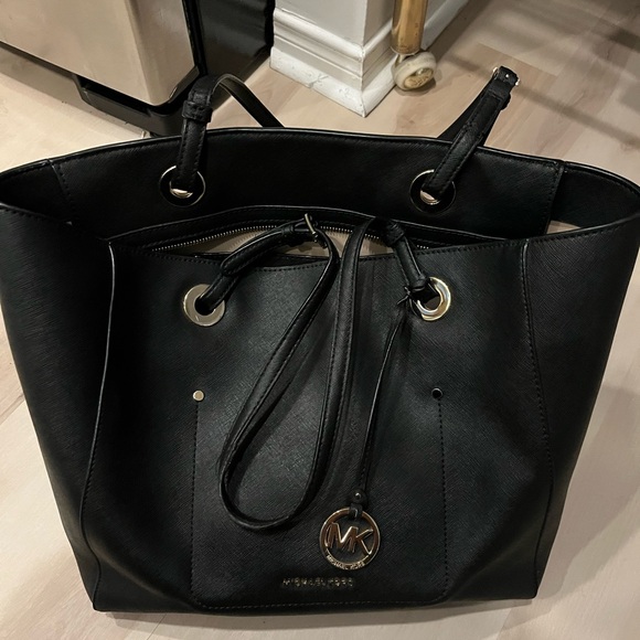 Michael Kors tote - Picture 1 of 4